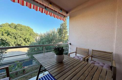 Tijesno Apartment | Spacious Apt in Tisno Near Garden Resort – 4 Min