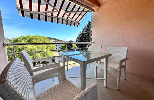 Tijesno Apartment | Spacious Apt in Tisno Near Garden Resort – 4 Min