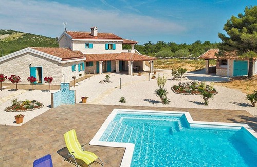 Primosten Burnji Apartment | Spacious First-Floor Apartment with Pool & Countryside Views