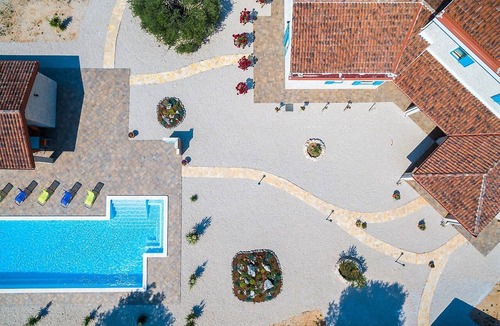 Primosten Burnji Apartment | Spacious First-Floor Apartment with Pool & Countryside Views