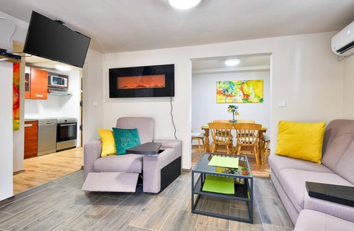 Gornji Kneginec House | Spacious modern cottage in Tur?in inland Croatia, close to a lake and a town.