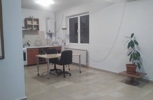 Crevedia Villa | Spacious Villa by the lake 20km to airport and downtown Bucharest