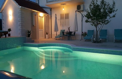 Neoric Apartment | Spacious Villa in Neoric with Pool