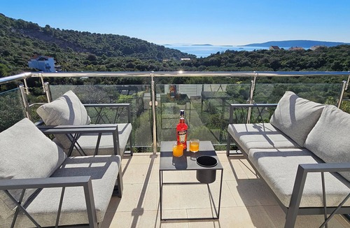 Okrug Donji Villa | Spacious villa with pool, 300m to beach, private location, sea views, terraces