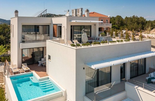 Jezera Villa | Special Offer | Villa Luxor | 4 Bedrooms | Heated Pool & Spa