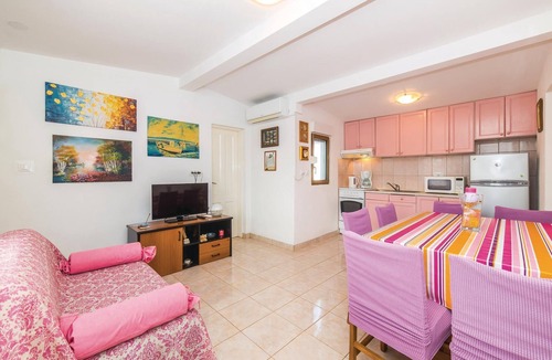 Dvornica House | Spend a pleasant vacation in this bungalow, only about 50 meters from the pebble beach.