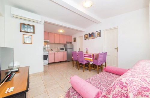 Dvornica House | Spend a pleasant vacation in this bungalow, only about 50 meters from the pebble beach.