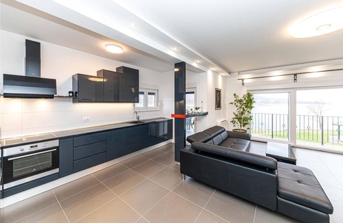 Garjak House | Spend an unforgettable vacation in this modern vacation home directly on the lake.