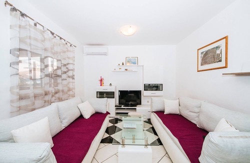 Maslenica House | Splendid Holiday Home in Jasenice with Swimming Pool