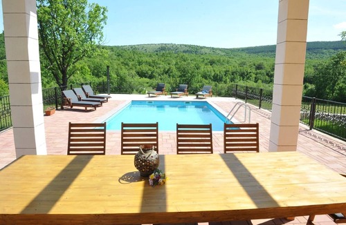 Trilj House | Stand-alone holiday house with a swimming pool