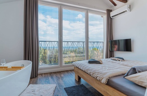 Kutina House | Stay among vineyards with private sauna and nature views