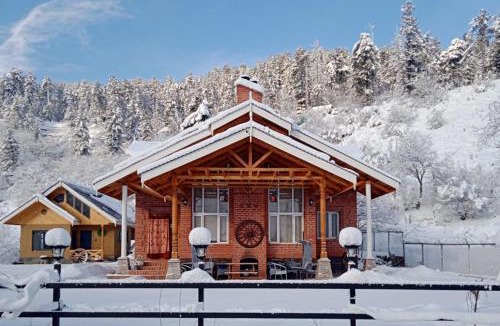 Srinagar Villa | StayVista's Suroor w Central Heating - Tangmarg - 3BHK Mountain-View Villa