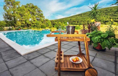 Trilj Villa | Stone Garden Villa, Heated Pool & Outdoor Cinema
