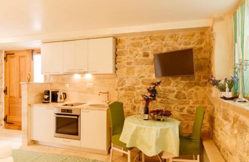 Split House | Stone house luxury rooms