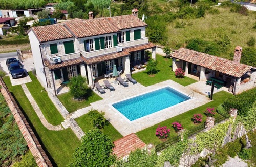 Vizinada Villa | Stone villa with a view of Motovun