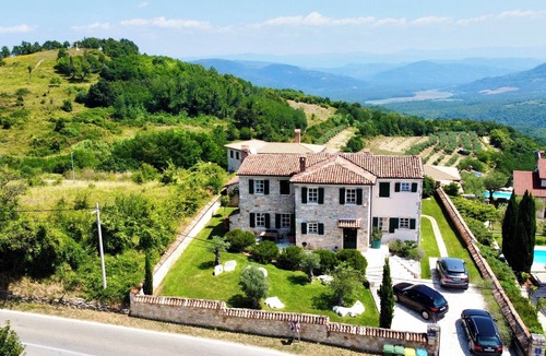 Vizinada Villa | Stone villa with a view of Motovun