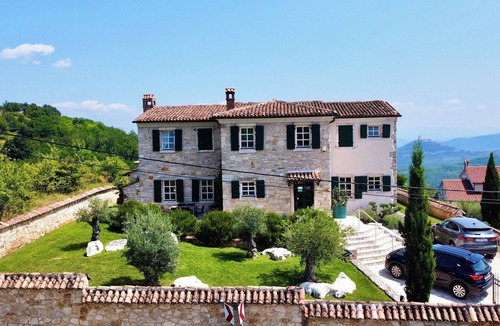 Vizinada Villa | Stone villa with a view of Motovun