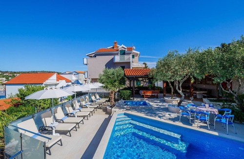 Razanj House | Strandnahes Ferienhaus mit Garten in Ražanj by Interhome