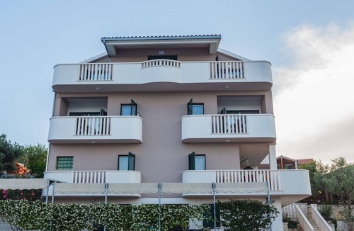 Razanj House | Strandnahes Ferienhaus mit Garten in Ražanj by Interhome