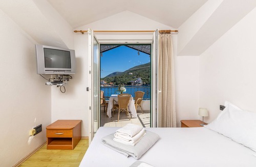 Pokrivenik Apartment | Studio flat near beach Cove Pokrivenik, Hvar (AS-2073-b)