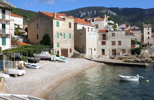 Komiza Apartment | Studio flat near beach Komiža, Vis (AS-2429-d)