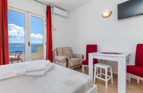 Ruskamen Apartment | Studio flat with balcony and sea view Lokva Rogoznica, Omiš (AS-23105-d)