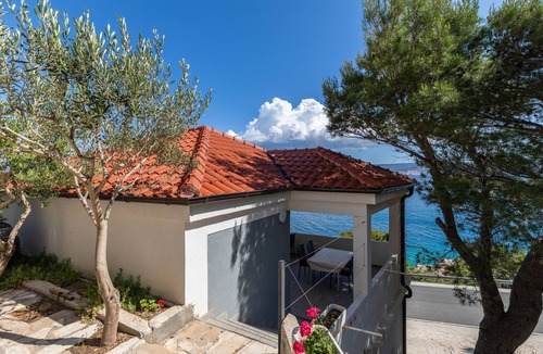 Ruskamen Apartment | Studio flat with balcony and sea view Lokva Rogoznica, Omiš (AS-23105-d)