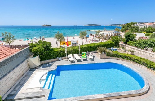 Rogoznica Apartment | Studio flat with a swimming pool by the beach Rogoznica (AS-7557-a)