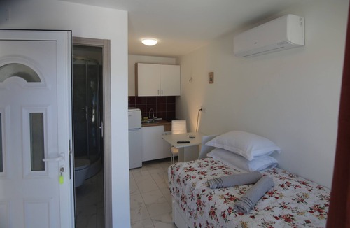 Betina Apartment | Studio flat with terrace and sea view Betina, Murter (AS-21840-a)