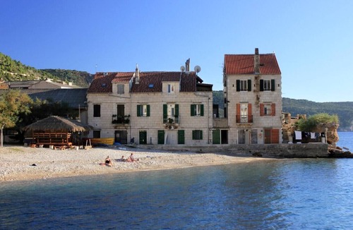 Komiza Apartment | Studio flat with terrace and sea view Komiža, Vis (AS-9703-a)