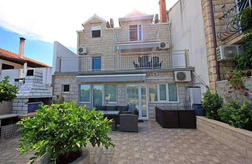 Supetar Apartment | Studio flat with terrace Supetar, Brač (AS-5665-a)