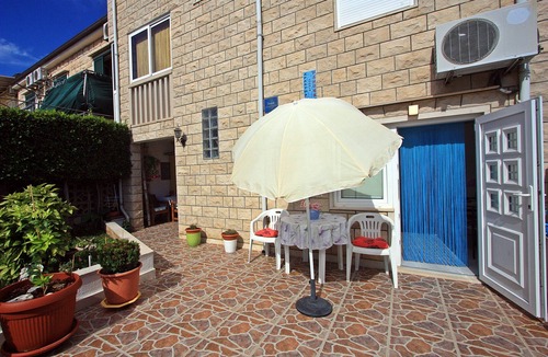 Supetar Apartment | Studio flat with terrace Supetar, Brač (AS-5665-a)