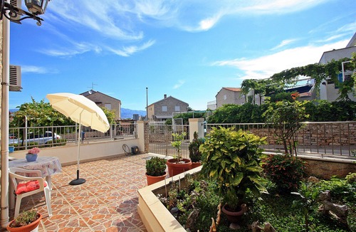 Supetar Apartment | Studio flat with terrace Supetar, Brač (AS-5665-a)