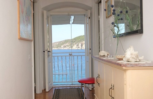 Komiza Apartment | Studio flat with terrace and sea view Komiža, Vis (AS-2431-c)