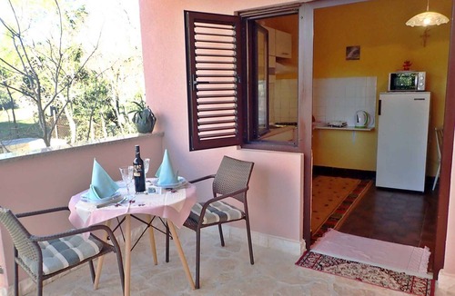 Seline Apartment | Studio mit Terrasse und Klimaanlage