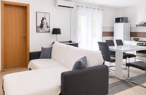 Sibuljina Apartment | Stunning apartment in Tribanj Sibuljina with WiFi