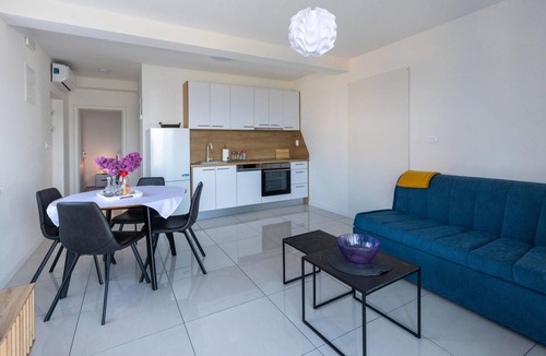 Komarna Apartment | Stunning apartment in Komarna with WiFi