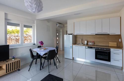 Komarna Apartment | Stunning apartment in Komarna with WiFi