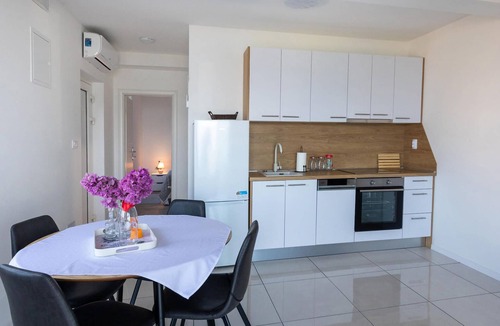 Komarna Apartment | Stunning apartment in Komarna with WiFi