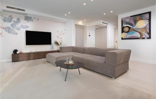 Zidarici Apartment | Stunning Apartment In Malinska With Wifi