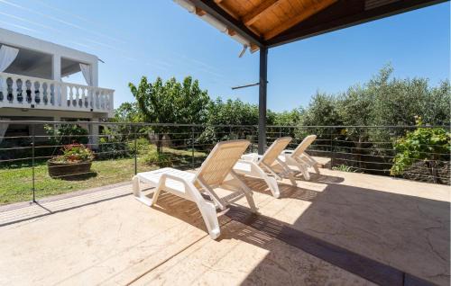 Rtina Apartment | Stunning Apartment In Rtina With House Sea View