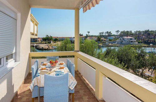 Vir Apartment | Stunning apartment in Vir with house sea view