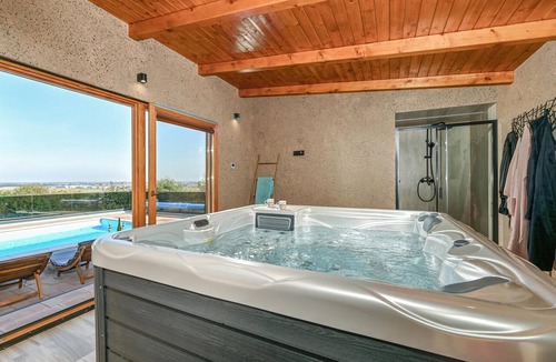 Ludbreg House | Stunning home in Vinogradi Ludbreski with sauna