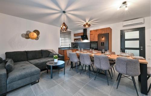Ludbreg House | Stunning Home In Vinogradi Ludbreski With Sauna