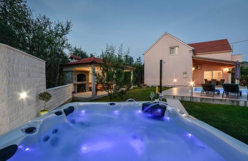 Dugopolje House | Stunning home in Dugopolje with sauna
