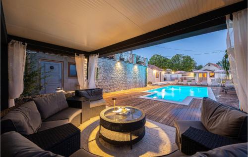 Trilj House | Stunning Home In Lovrec With Sauna