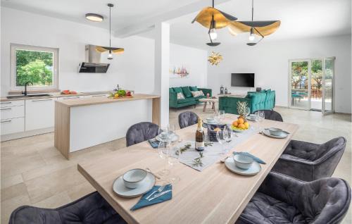Zminj House | Stunning Home In Pifari