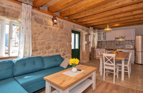Prolozac House | Stunning home in Ricice