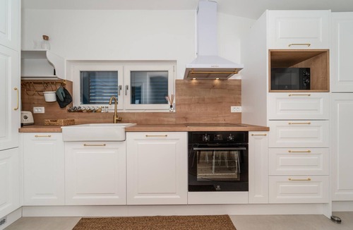 Zdrelac House | Stunning home in Zdrelac with private swimming pool, can be inside or outside