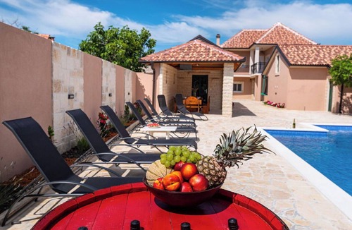 Benkovac House | Stunning private villa for 8 people with A/C, WIFI, private pool, TV, terrace and panoramic view